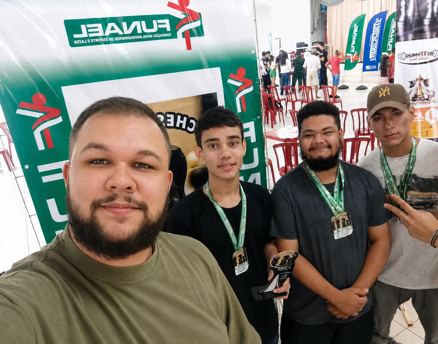 Alexandre e alunos do clube ISX com medalhas em torneio de xadrez em Sidrolândia MS